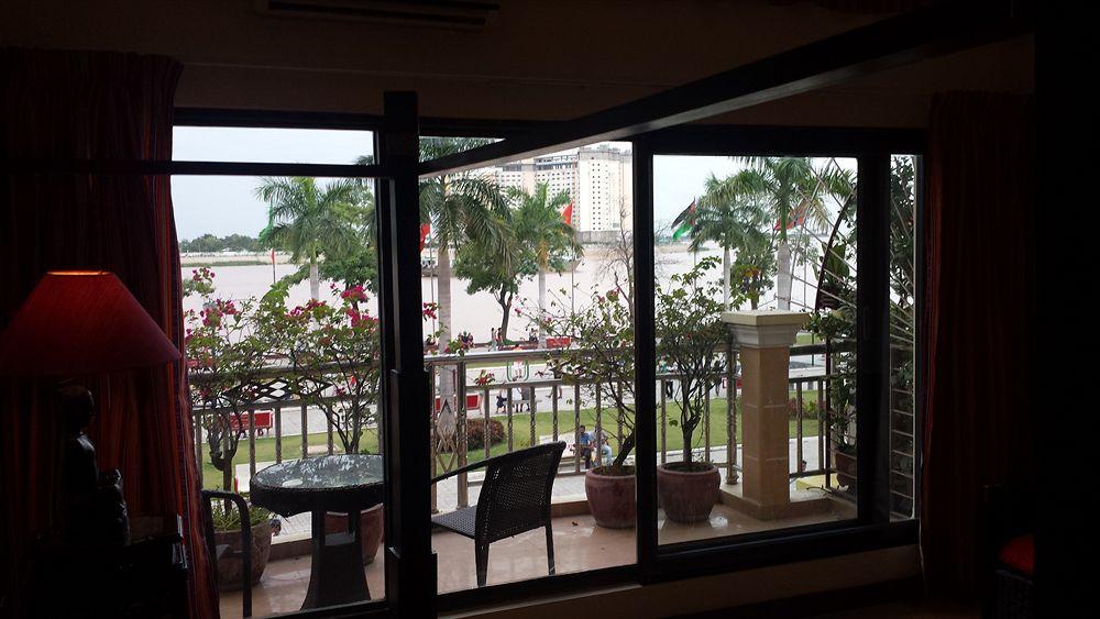 Bougainvillier Hotel Phnom Penh Exterior photo
