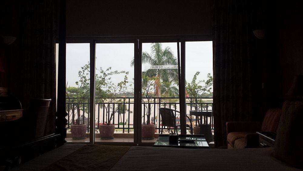 Bougainvillier Hotel Phnom Penh Exterior photo