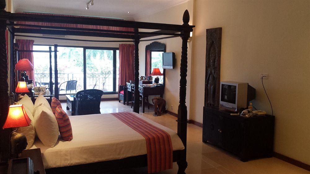 Bougainvillier Hotel Phnom Penh Exterior photo