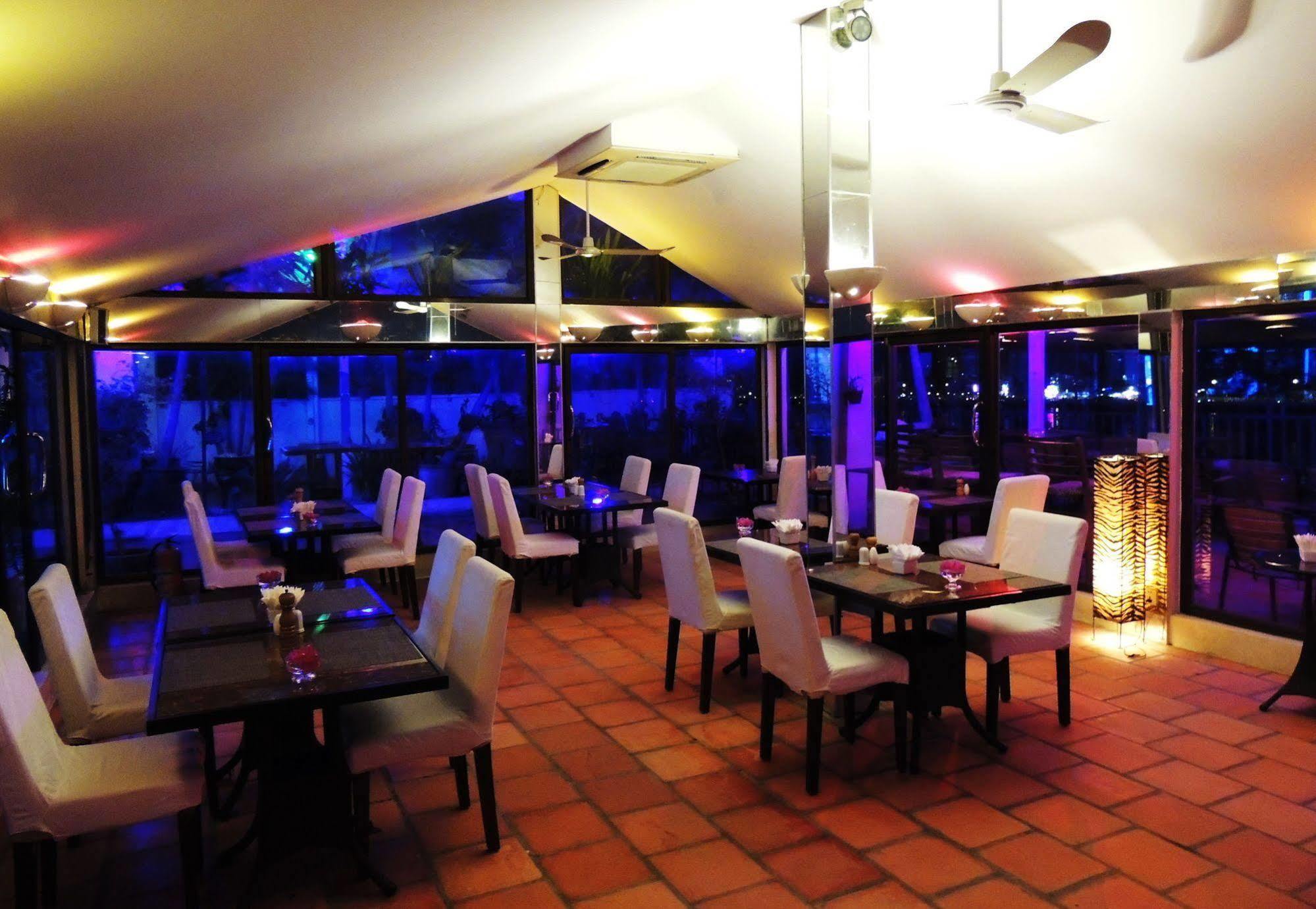 Bougainvillier Hotel Phnom Penh Exterior photo