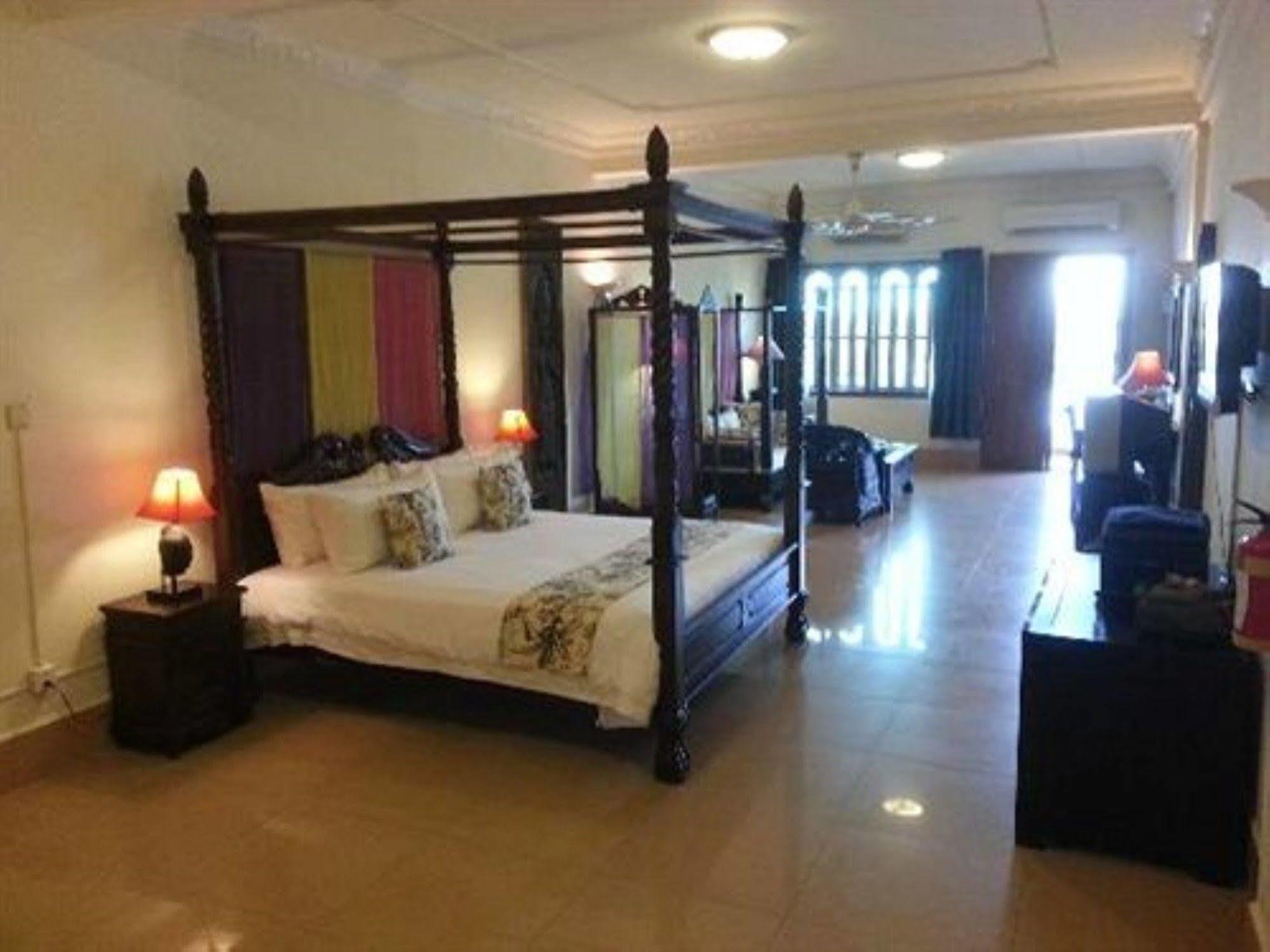 Bougainvillier Hotel Phnom Penh Exterior photo